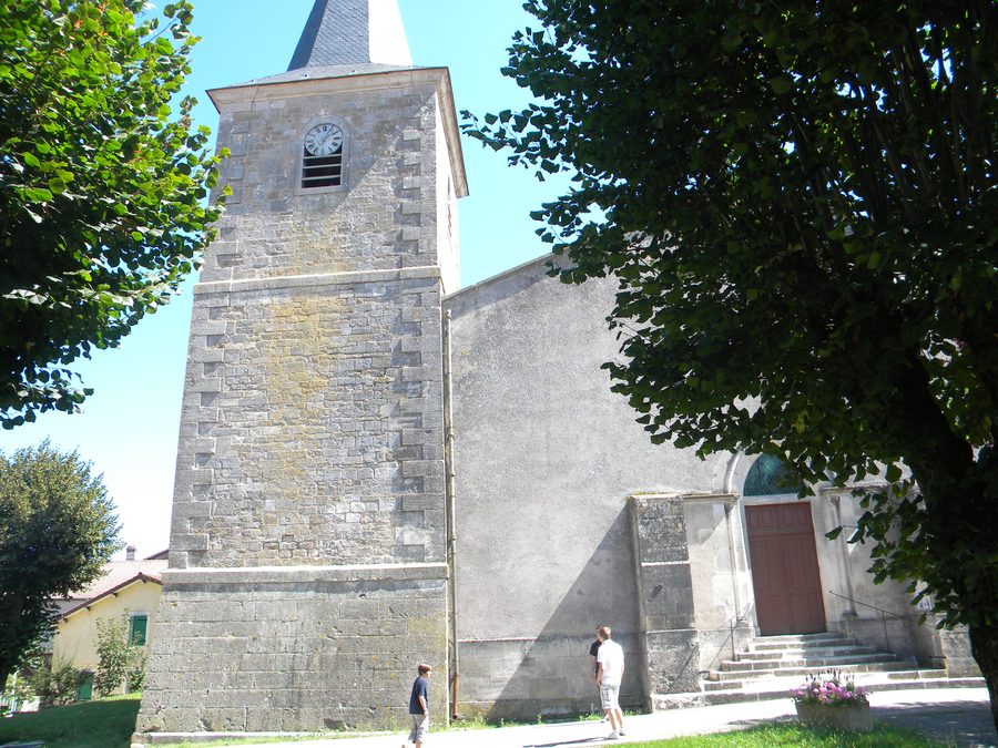 Kirche und Kriegerdenkmal in Essey-et-Maizerais