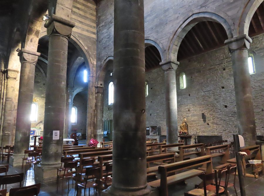 Linkes und mittleres Kirchenschiff der Basilica dei Fieschi in San Salvatore di Cogorno