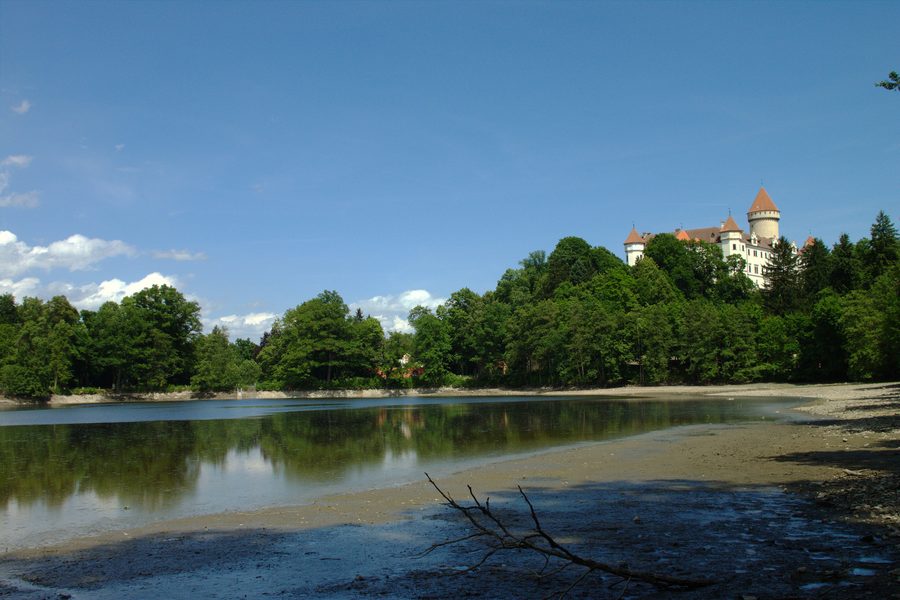 Schloss Konopiště mit Teich bei Benešov.