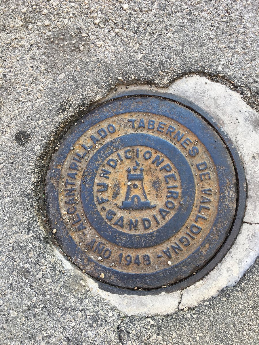 File:Manhole cover in Tavernes de la Valldigna 01.jpg