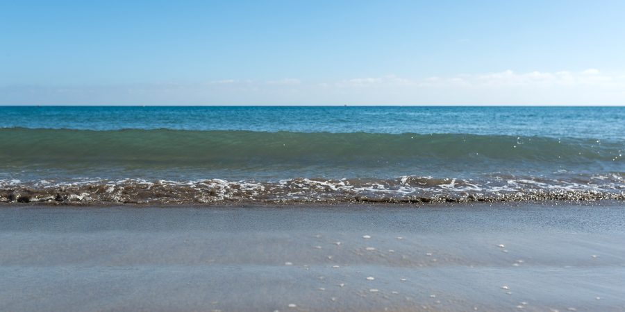 Strand von Playa del Inglés auf Gran Canaria mit goldenem Sand und Küstenpromenade