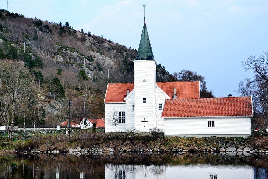 Außenansicht der Valle-Kirche in Vigeland