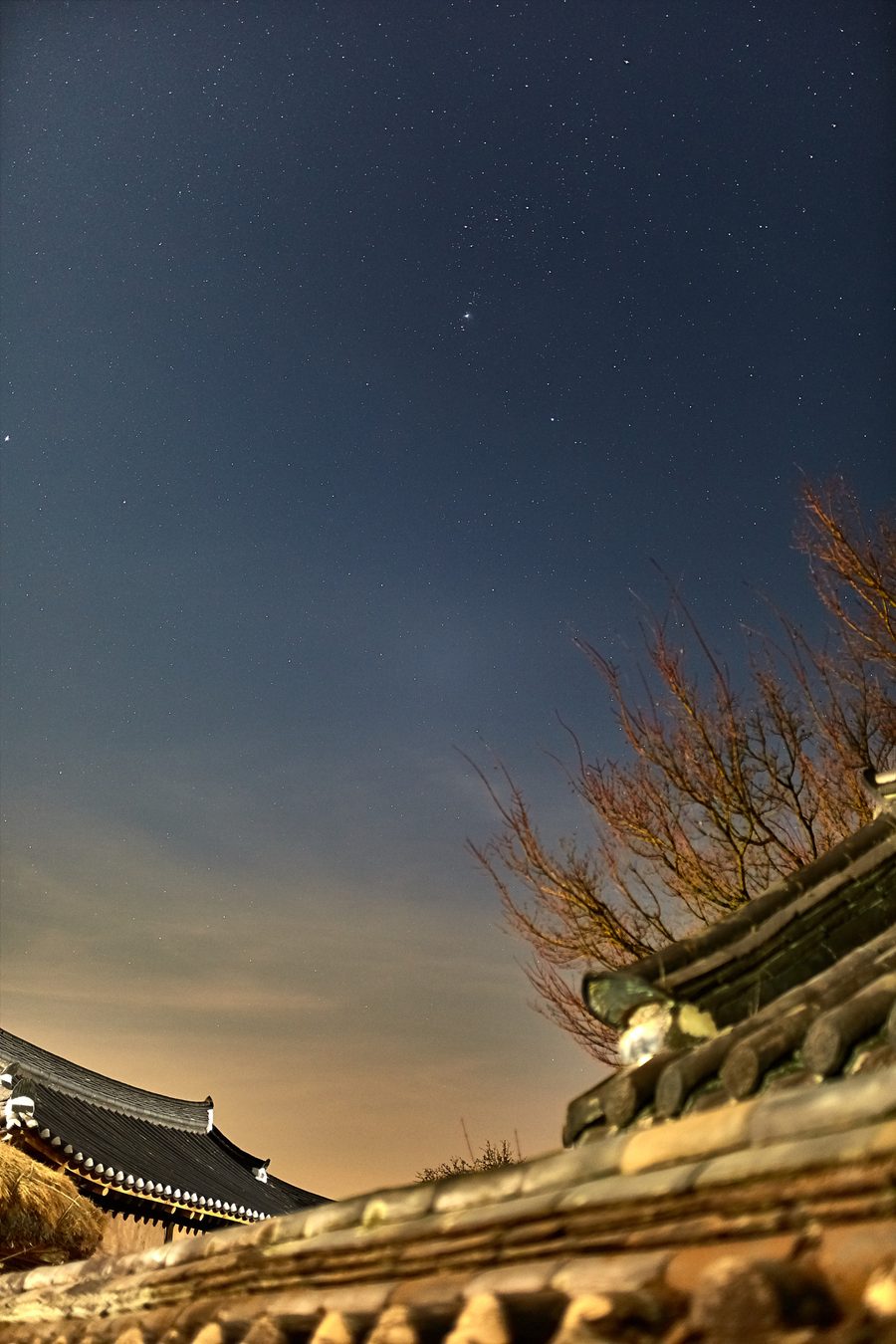 Nächtlicher Himmel über Andong in Südkorea