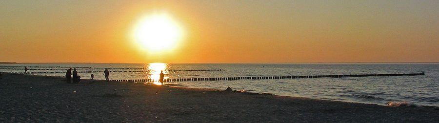 Ostseestrand bei Zingst mit Buhnen im Wasser