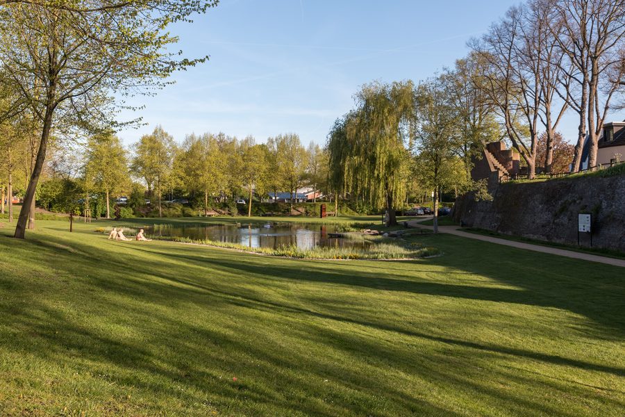 Park an der Stadtmauer vor dem Rheintor in Rees