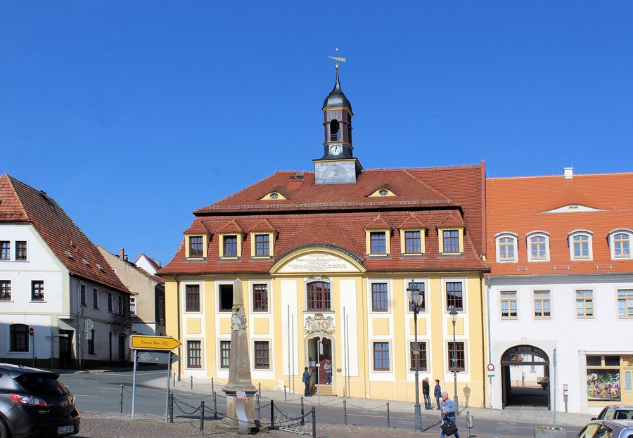 Rathaus und Postmeilensäule auf dem Marktplatz in Strehla