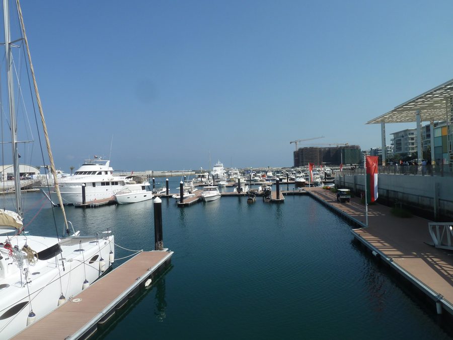 Al-Mouj Marina mit moderner Wasserfront in Muscat