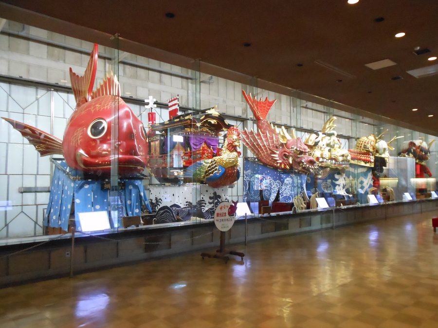 Ausgestellte Hikiyama-Wagen des Karatsu-Kunchi in der Ausstellungshalle von Karatsu