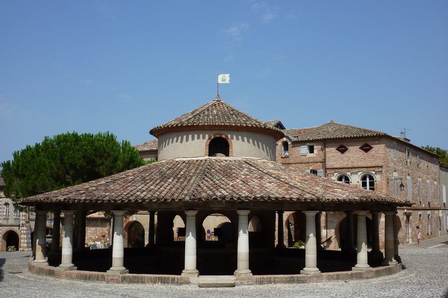 Halle aux grains à Auvillar, sur la place triangulaire du centre historique
