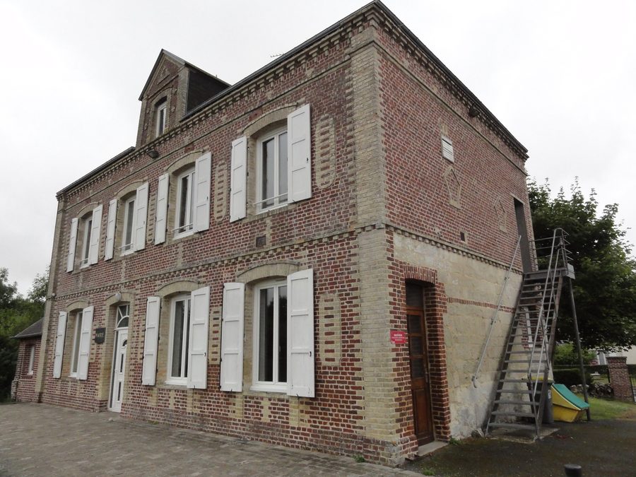 Rathaus und Bibliothek von Mentheville im Département Seine-Maritime