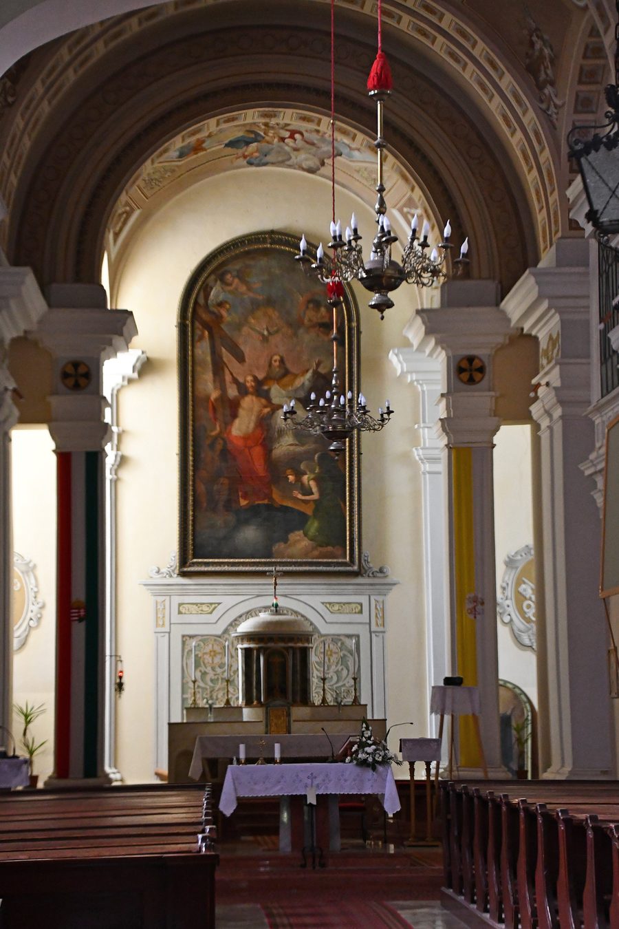 Innenraum der römisch-katholischen Kirche in Hőgyész, Ungarn