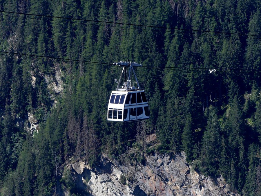 Vue estivale depuis Vallandry sur une cabine du téléphérique Vanoise Express en Savoie