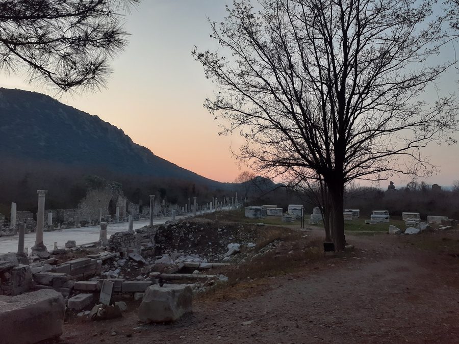 Ruinen von Ephesos in der türkischen Ägäis bei Sonnenuntergang