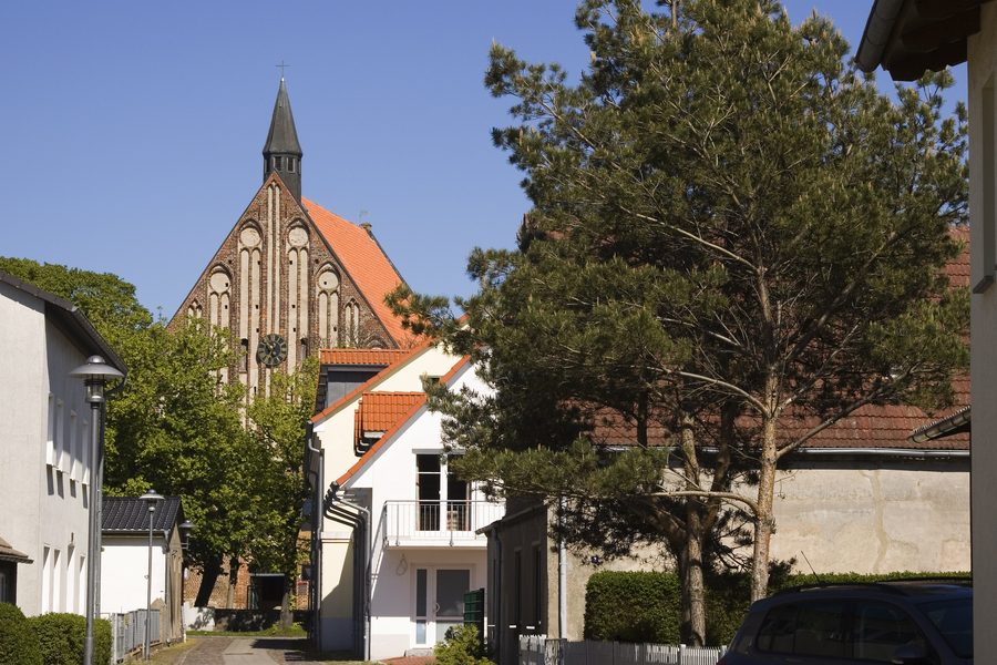 Blick auf die Kirche St. Georg in Wiek auf Rügen