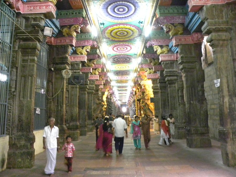 Meenakshi-Tempel in Madurai mit seiner kunstvoll gestalteten Tempelarchitektur