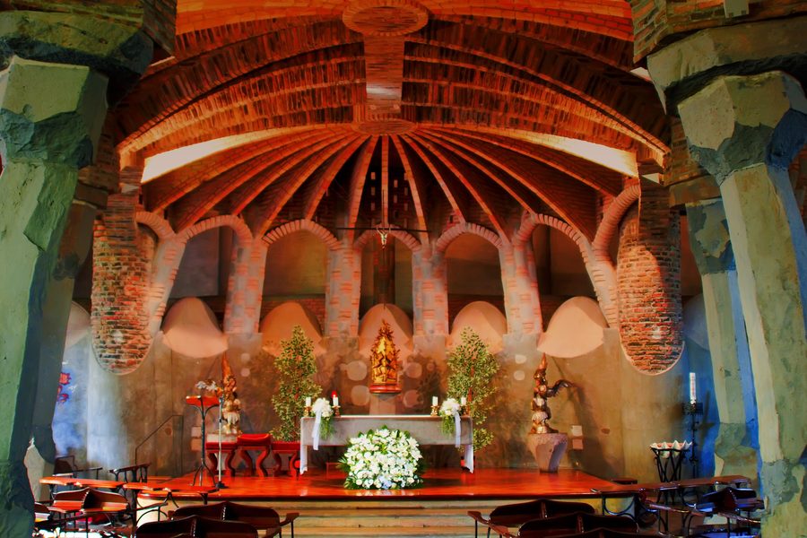Interior de la Cripta de la Colònia Güell a Santa Coloma de Cervelló, amb l’altar central projectat per Josep Maria Jujol