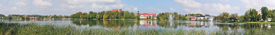 Panorama des Jeziorak-Sees und der Uferpromenade in Iława