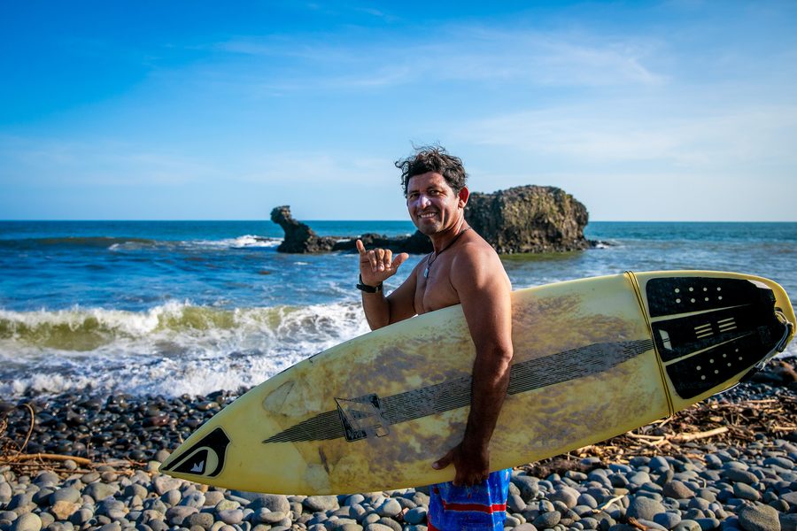 Surfer an der Pazifikküste von El Salvador