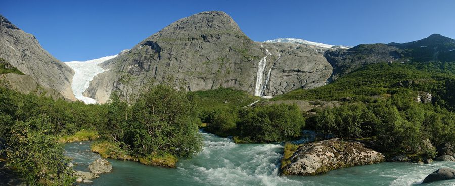 Briksdalsbreen im Briksdal mit Tal, Wasserfall und Fluss