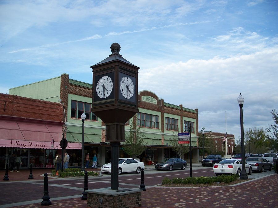 Straßenuhr im historischen Geschäftsviertel von Sanford, Florida