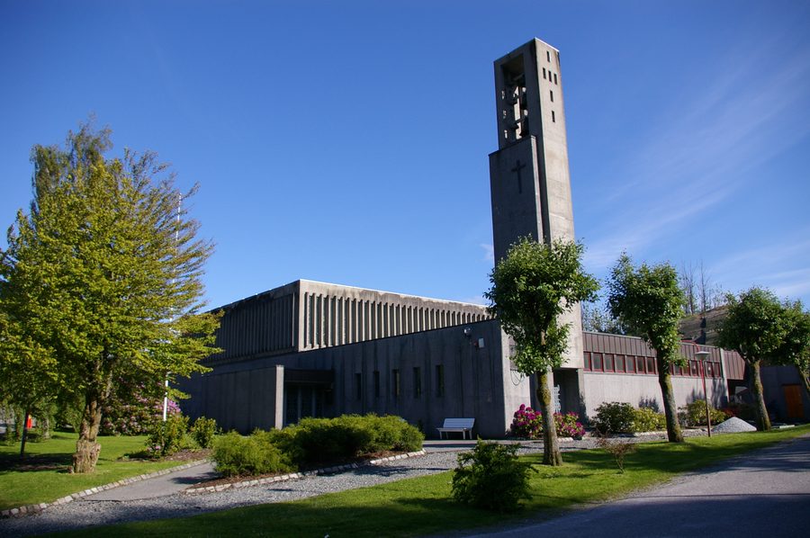 Außenansicht der Strusshamn kirke auf Askøy in Norwegen