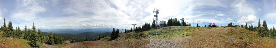 Blick vom SilverStar Mountain auf das Resort und die Berglandschaft.