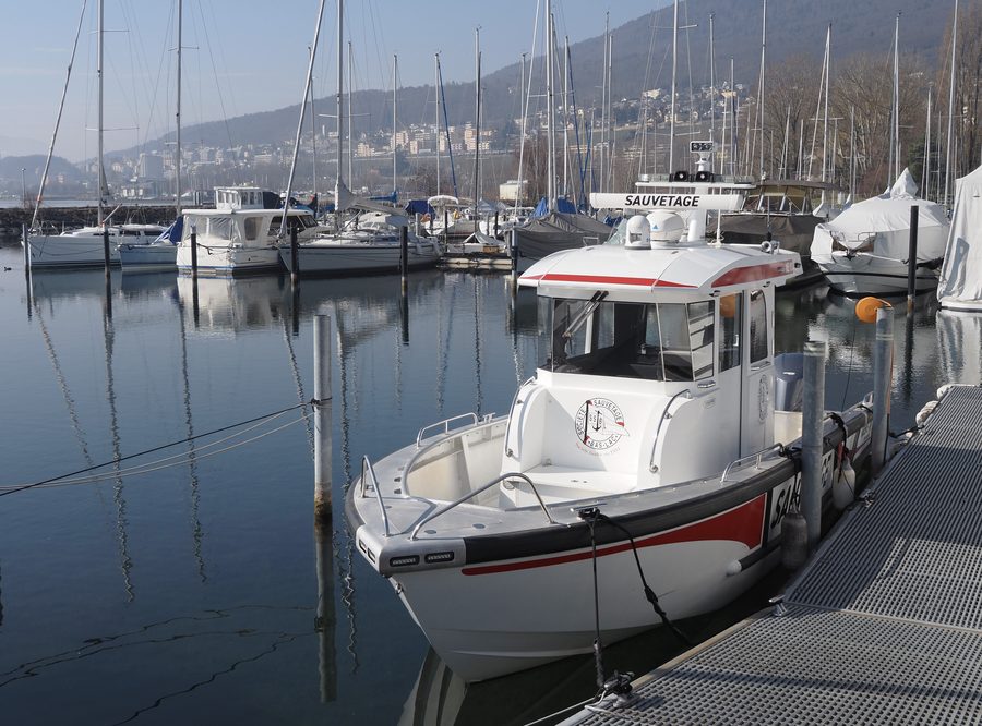Port de Saint-Blaise sur le lac de Neuchâtel avec un bateau de sauvetage