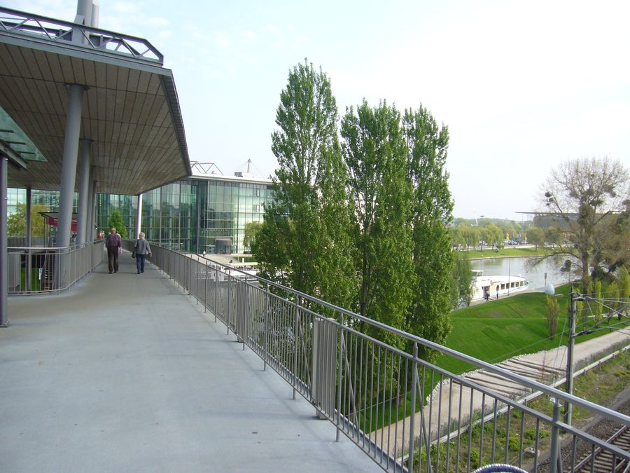 Brücke über den Mittellandkanal zur Autostadt Wolfsburg