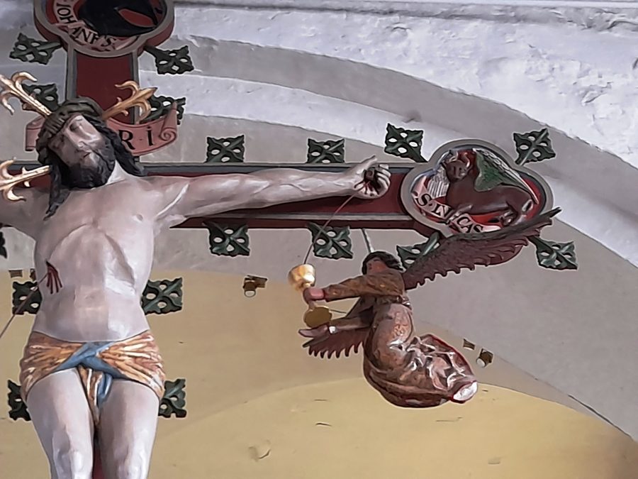 Engel mit Kelch in der St.-Petri-Kirche in Bosau