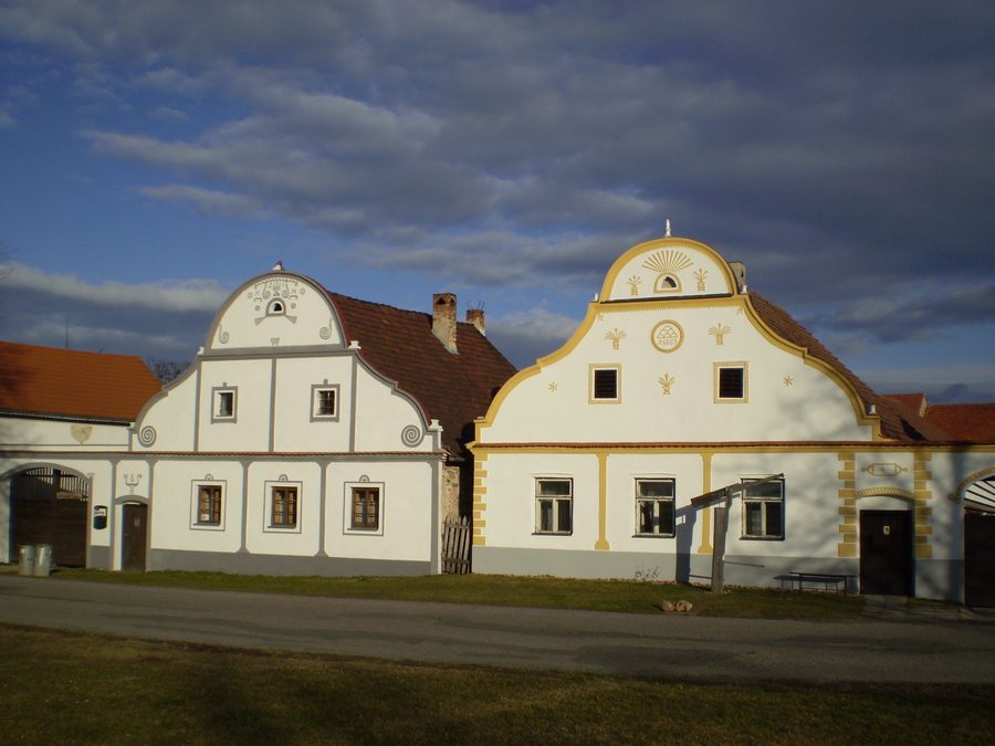 Der Dorfplatz von Holašovice mit traditionellen südböhmischen Häusern