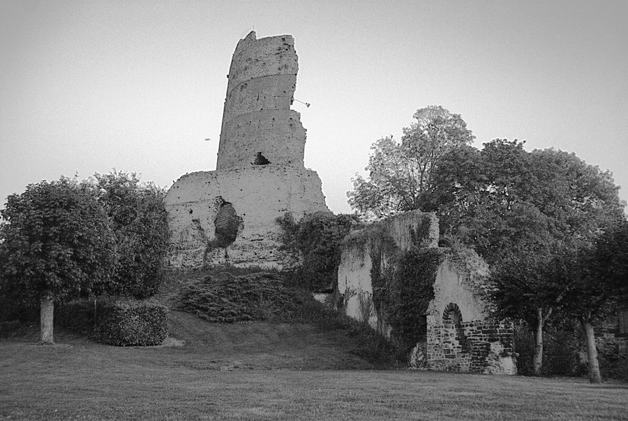 File:Chateau mondoubleau.jpg