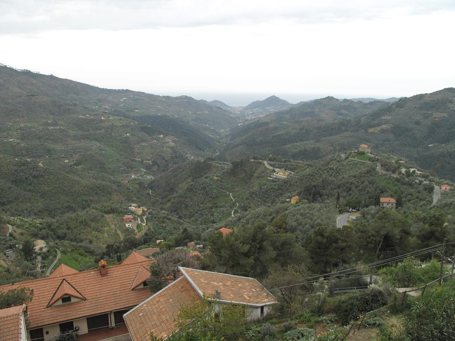 Blick von Perinaldo über die ligurische Landschaft zum Meer
