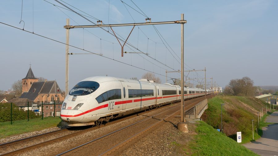 ICE-Zug auf der IJsselbrücke zwischen Arnhem und Westervoort