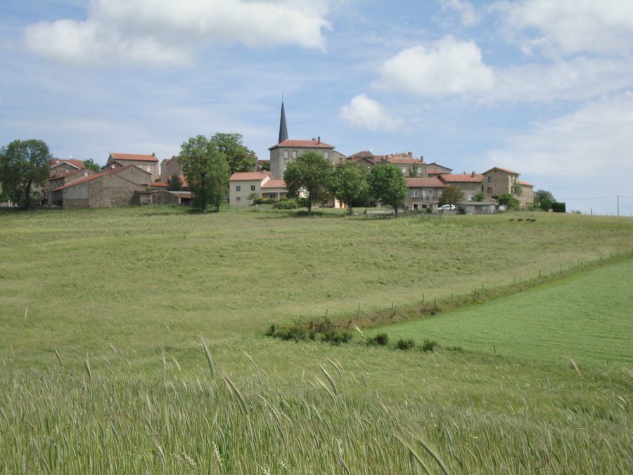 Landschaft bei Saint-Victor-Malescours mit Blick auf das Dorf