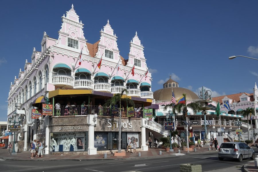 Oranjestad auf Aruba mit kolonialer Stadtkulisse