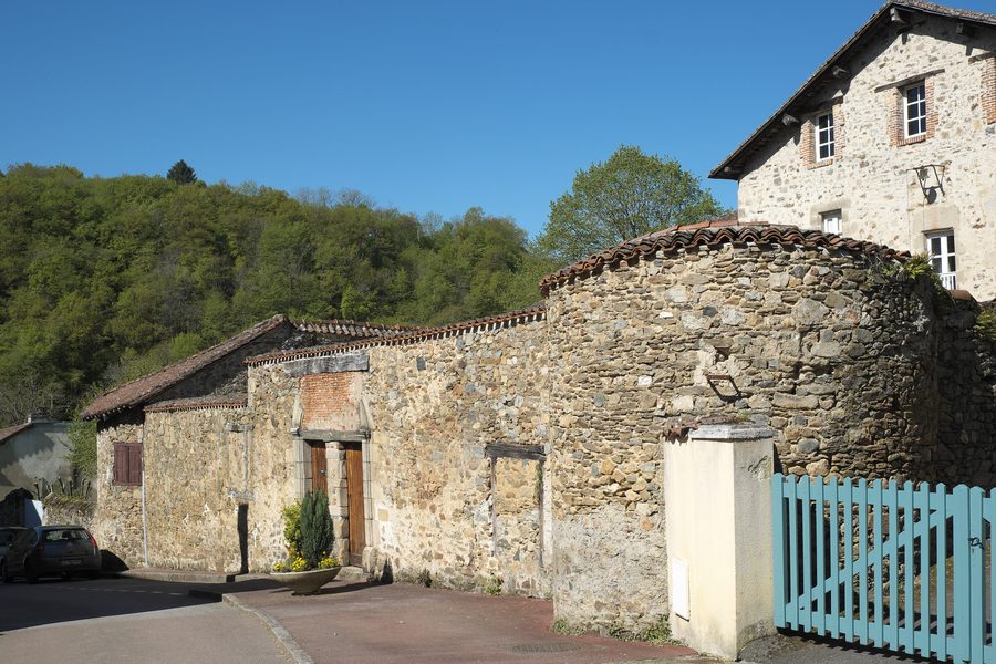 Mauer der ehemaligen Abtei von Solignac im Département Haute-Vienne