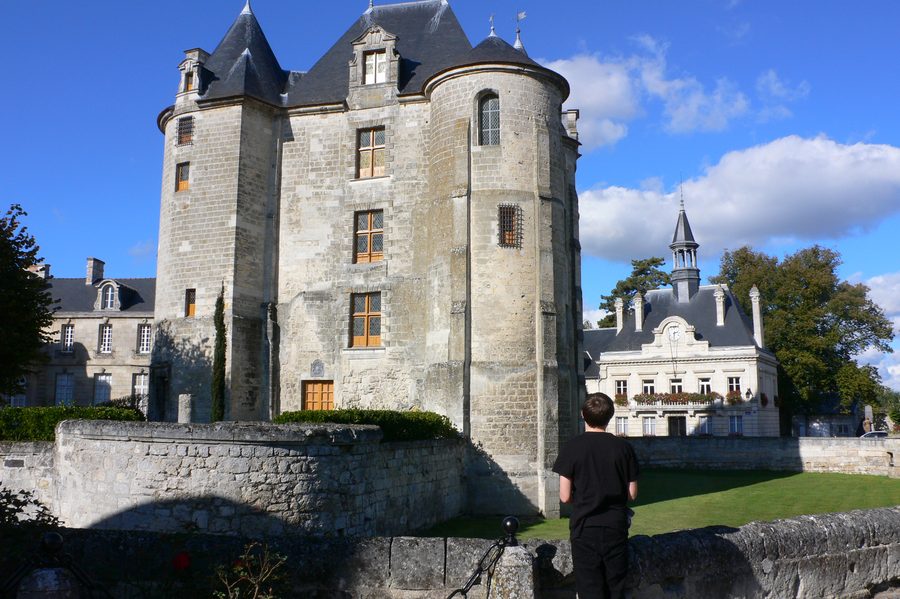 Donjon de Vic-sur-Aisne et hôtel de ville, vus depuis la place
