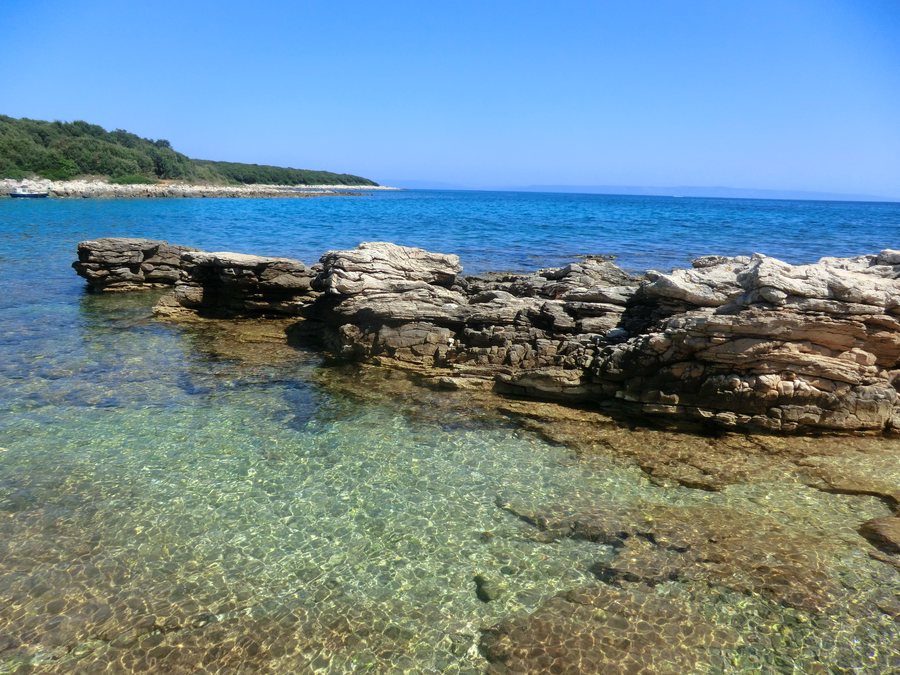 File:Uvala Kale - Sisan beach 2.jpg