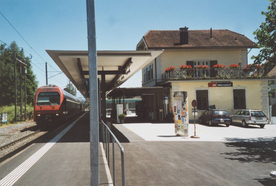 Bahnhofsgebäude Männedorf mit Perrondach und S-Bahn-Zug