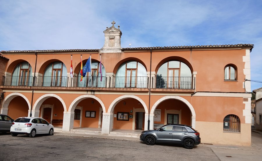 File:Ayuntamiento de Gumiel de Mercado (Burgos, España).jpg