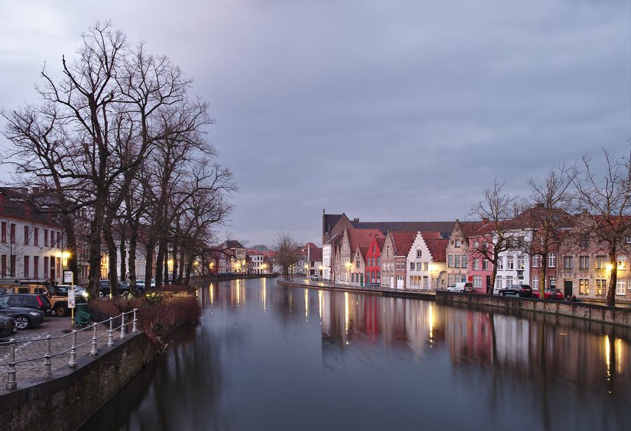 Historischer Wasserlauf in Brügge mit Häusern und Brücke