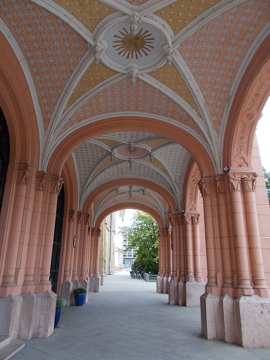 Arkaden des Rathauses von Kecskemét am Kossuth-Platz