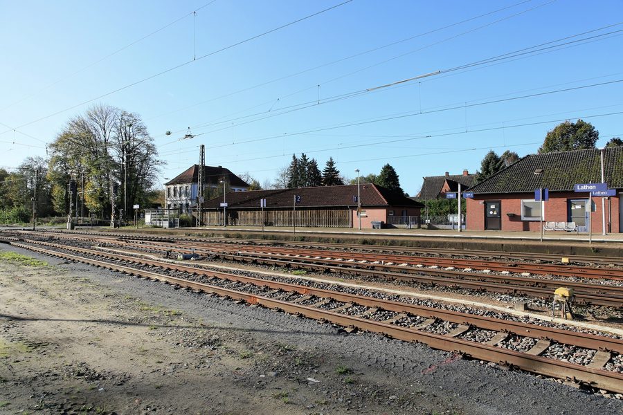Bahnübergang hinter dem Bahnhof Lathen