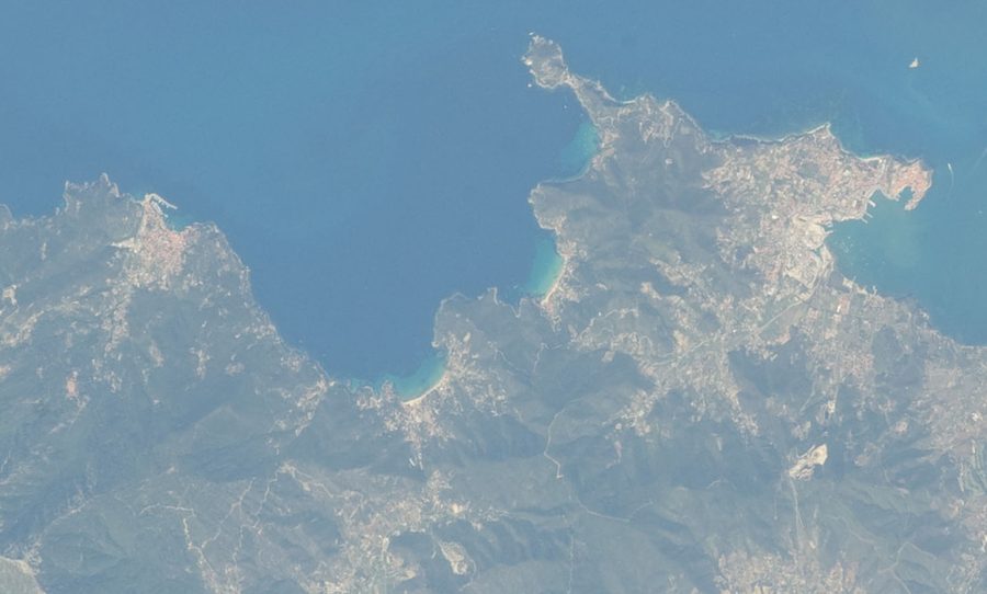 Blick aus der Luft auf Scaglieri und die Bucht von Biodola auf Elba