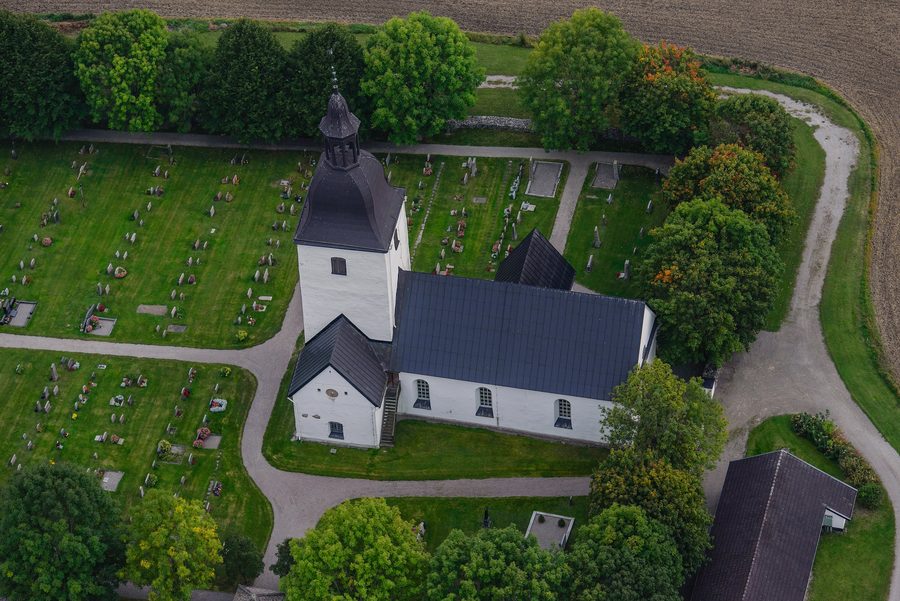 Außenansicht der Färentuna kyrka auf Färingsö