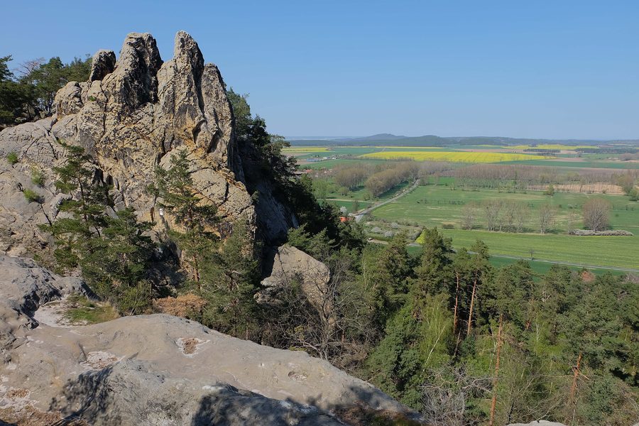 Hamburger Wappen, eine Sandsteinformation der Teufelsmauer nahe Timmenrode, mit Landschaft im Frühling