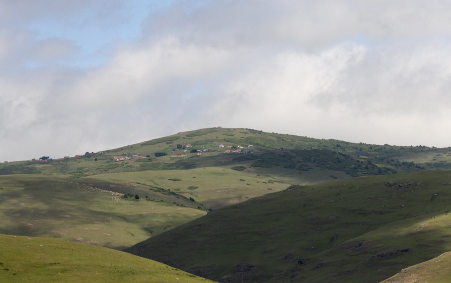 Teilansicht des Dorfes Beypınarı im Landkreis Korgan in der türkischen Provinz Ordu