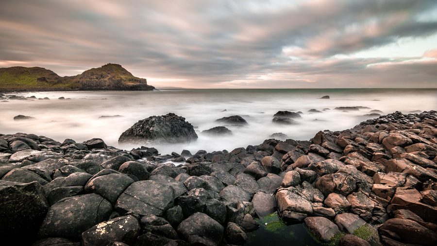 Die Basaltsäulen des Giant's Causeway an der Küste von Nordirland.