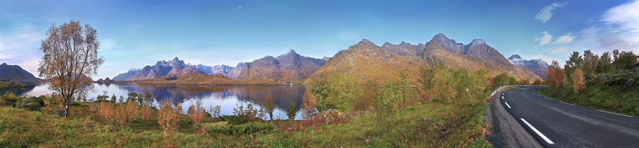 Panoramablick auf den Raftsundet und die umliegenden Berge auf den Lofoten