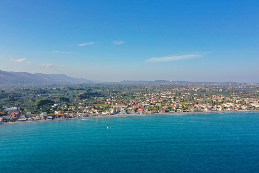 Bucht von Laganas Beach auf Zakynthos mit Sandstrand und Küste
